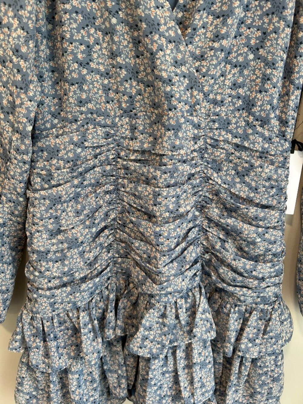 ASTR‎ The Label Blue Floral Ruched Mini Dress NWT Ruffle Tiered XS - Picture 3 of 9